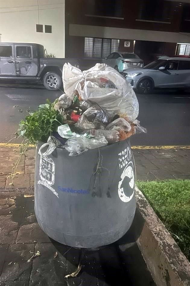 A los botes de basura ubicados en el parque les falta mantenimiento y son insuficientes para la zona.