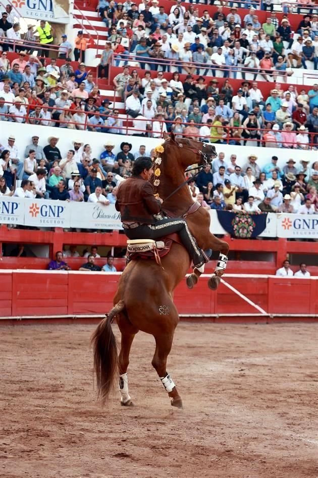 El rejoneador Emiliano Gamero hizo historia este domingo al indultar un toro y salir a hombros de la afición en la Monumental Monterrey, en la segunda corrida de la temporada.