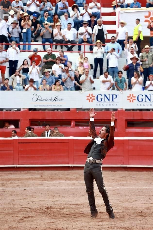 El rejoneador Emiliano Gamero hizo historia este domingo al indultar un toro y salir a hombros de la afición en la Monumental Monterrey, en la segunda corrida de la temporada.