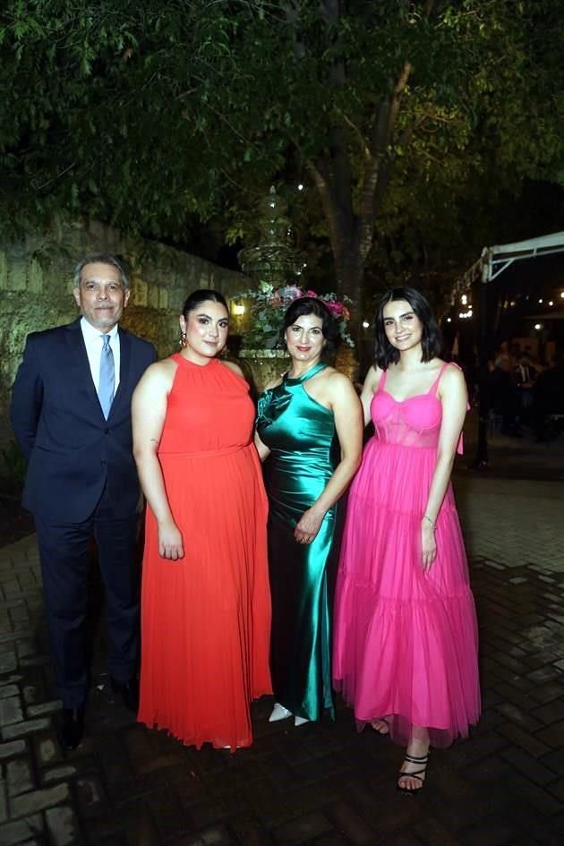 Rafael Navarro, Gabriela Navarro, Belinda Ruiz y Valeria Navarro