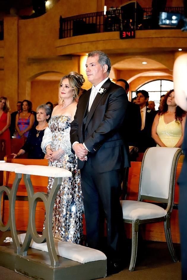 PAPÁS DE LA NOVIA. Graciela Elizondo de Vargas y Enrique Vargas