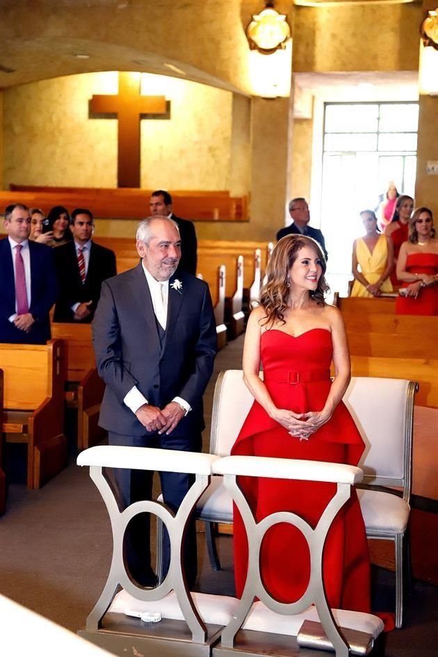 PAPÁS DEL NOVIO. Genaro Cueva y Gabriela de los Santos