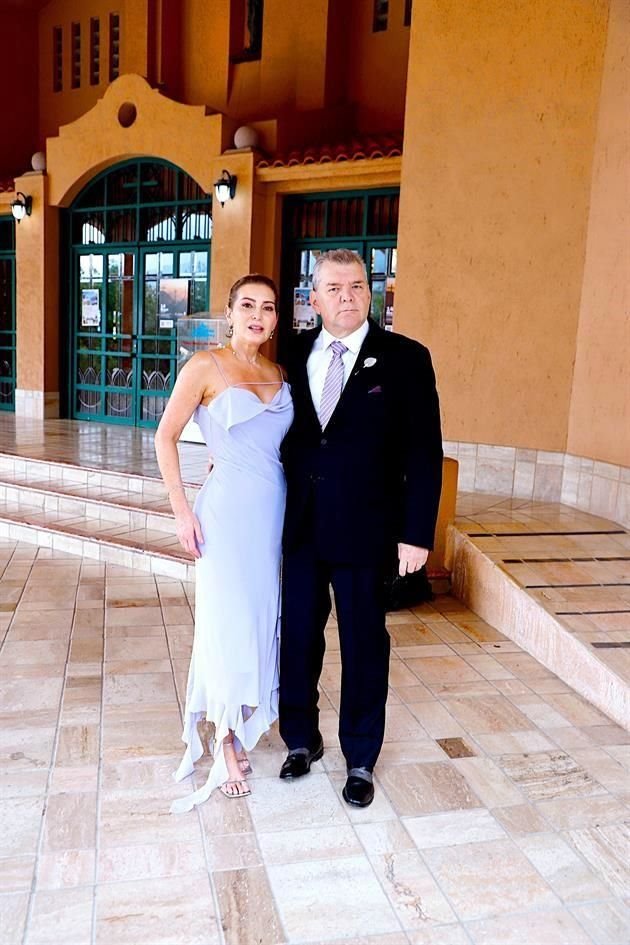 Paola de González y Horacio González Elizondo