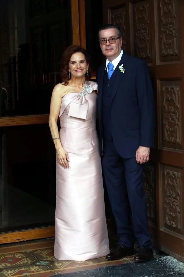 Netta Kormendy de González y Javier Martín González Fernández, papás del novio
