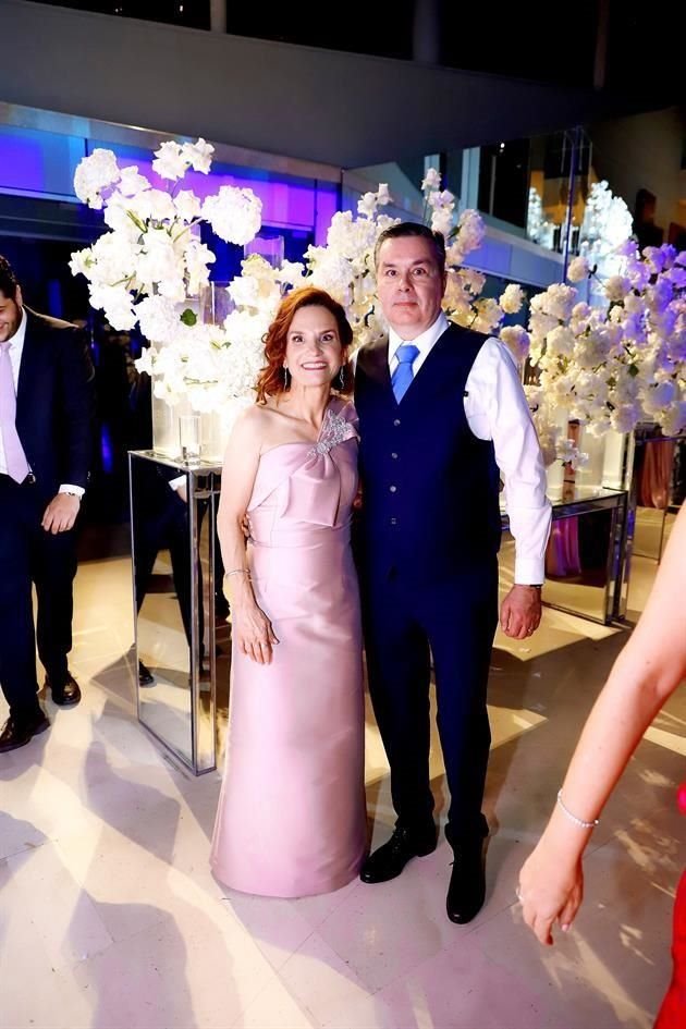 Netta Kormendy de González y Javier Martín González Fernández, papás del novio<br>
