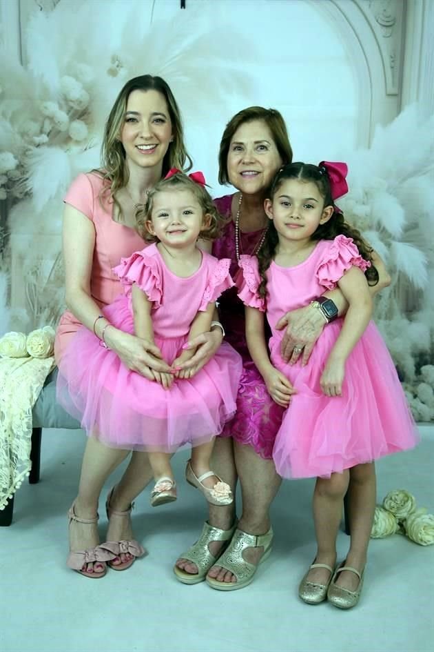 Maribel Riojas Treviño, María del Carmen Treviño de Riojas, Isabella Thomae Riojas e Ivanna Thomae Riojas