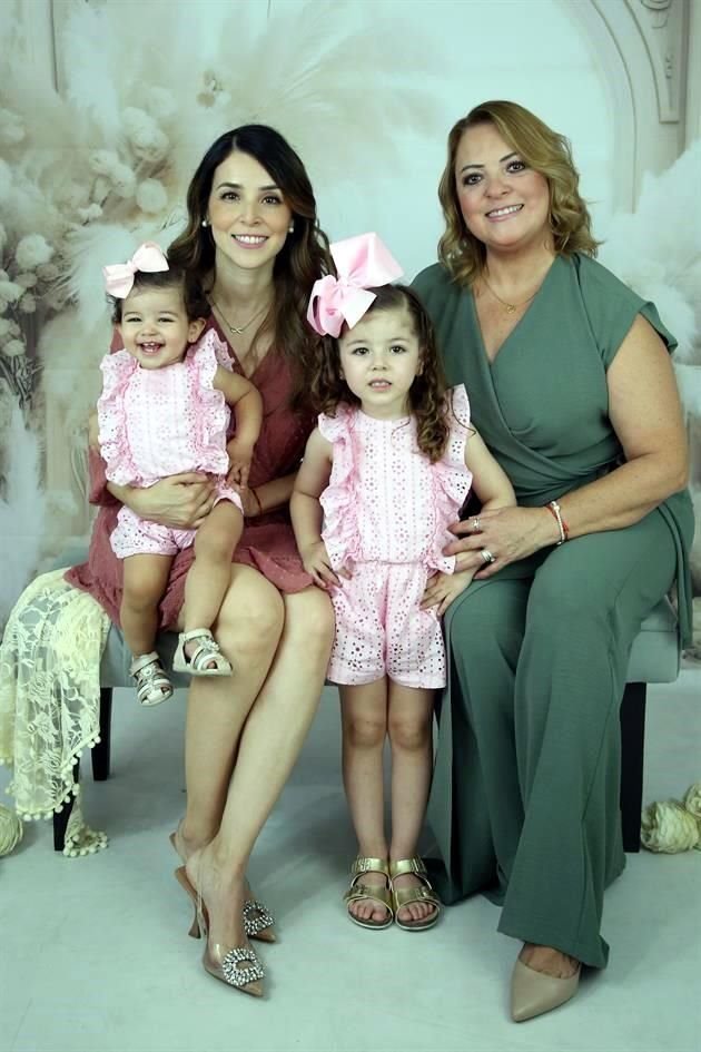 Laura Graciela Garza, Laura Sánchez, Catalina Medina y María Emilia Medina