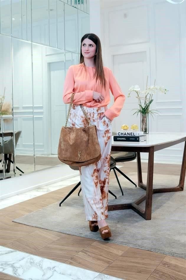 BLUSA: BOSS<br>PANTALÓN: CHESTER & PECK