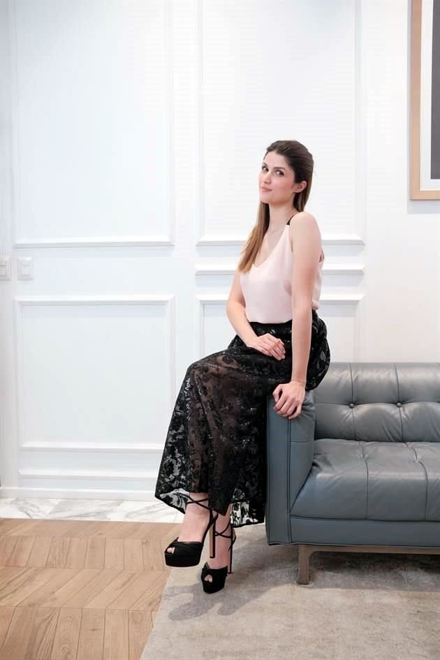 BLUSA: ALBA CONDE<br>FALDA: MAJE<br>ZAPATOS: AQUAZZURA