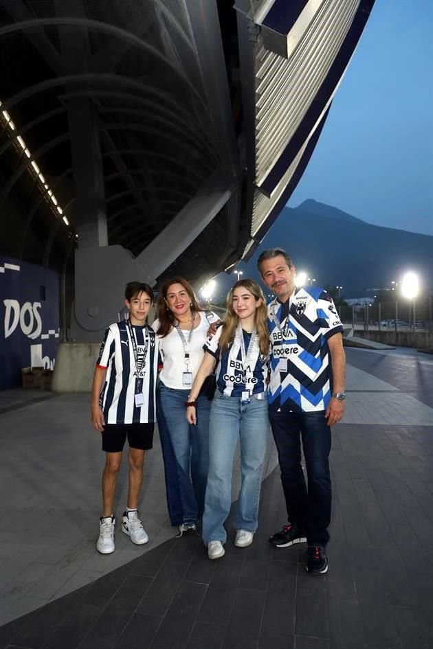 Miguel Cavazos, Jeanette Alanís de Cavazos, Daniela Cavazos y Miguel Ángel Cavazos