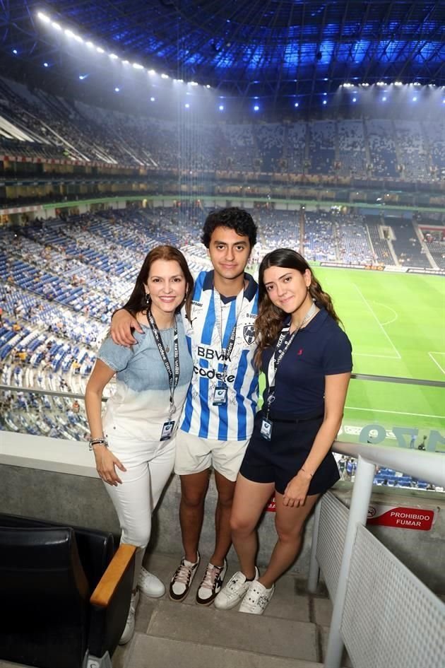 Silvia Álvarez Enderle de Chapa, César Chapa y Pamela Chapa