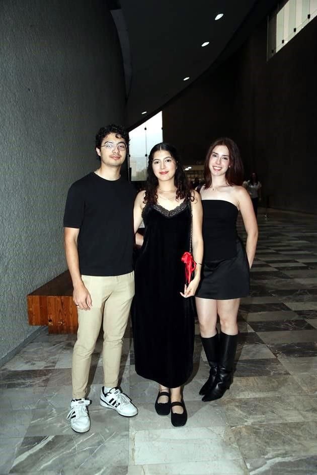 Sebastián Vega, Mónica Escobosa y Alejandra Tamayo