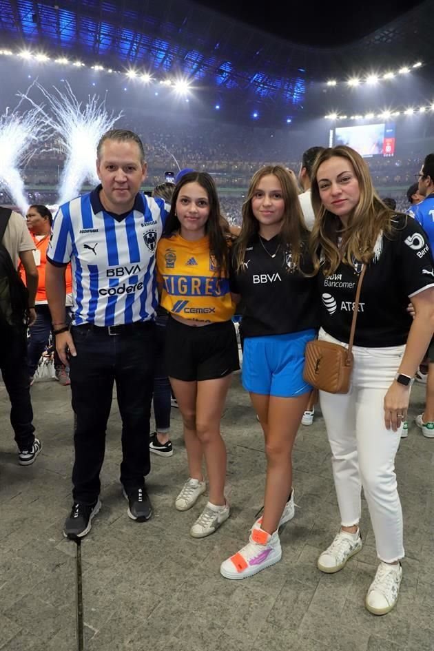 Carlos Chavarria, Daniela Bortoni, Roberta Chavarria y Makis Purata