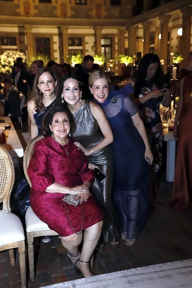 Lorenza Herrera, Karina Herrera, Balbina Herrera y Magdalena Garza de Herrera