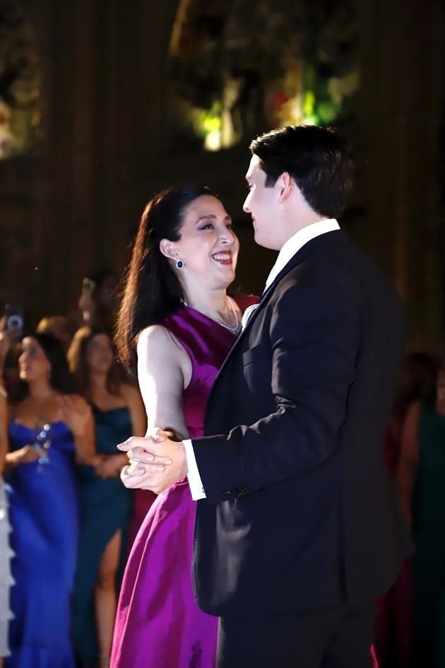 El novio en el vals con su mamá, María Magdalena Herrera de Calderón