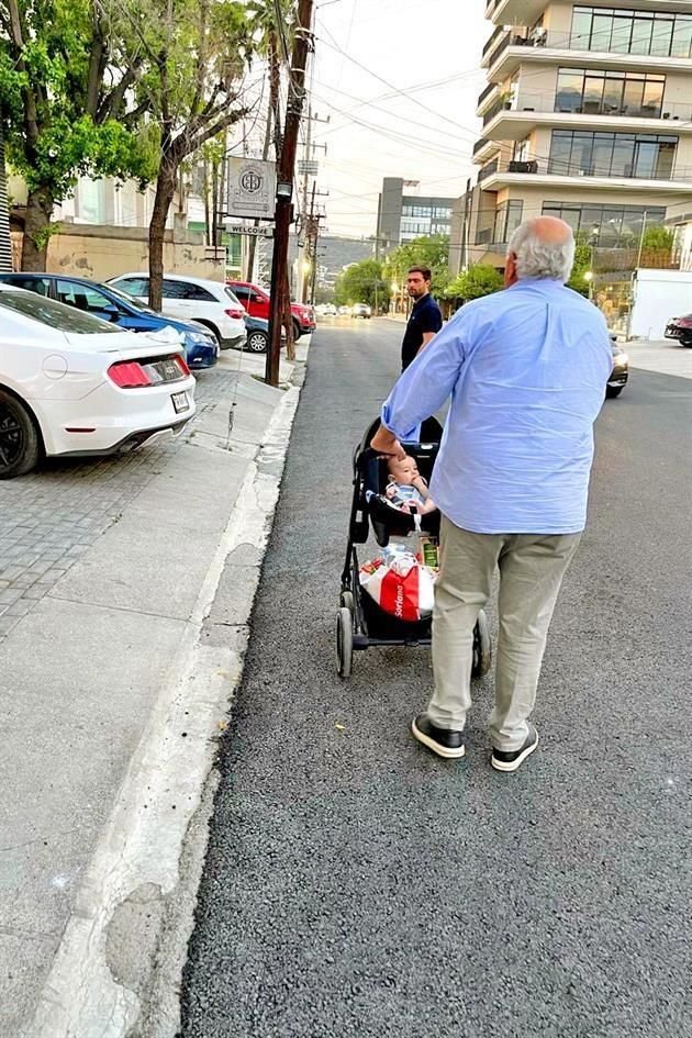 Los peatones son obligados a  bajar al arroyo vial para seguir  su camino, poniéndose en  riesgo.