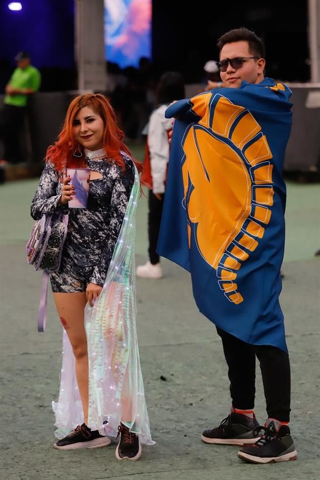 Las capas con luces son las prendas que más predominan en el festival.