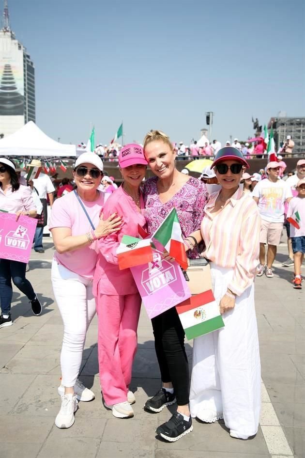Leticia Muñoz de Moreno, Cristina Beltrán, Ana Catalina Treviño y Emma Beltrán