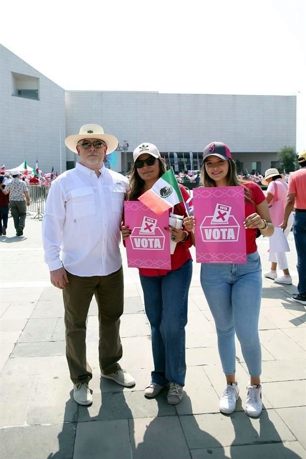 Héctor Maldonado, Ruby Camacho de Maldonado y Valentina Maldonado Camacho