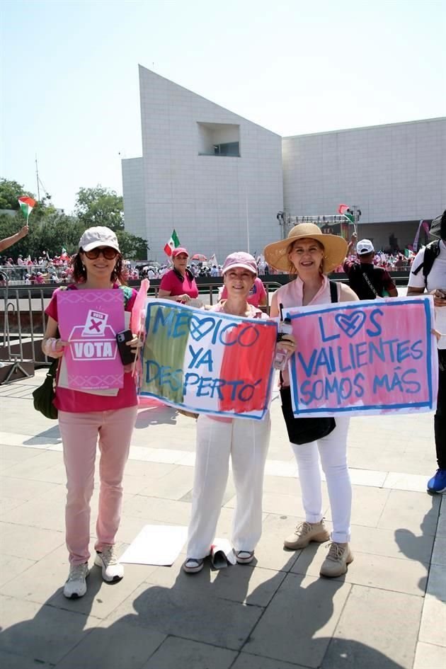 Lucía Lozano, Claudia Lozano y Leticia Leal