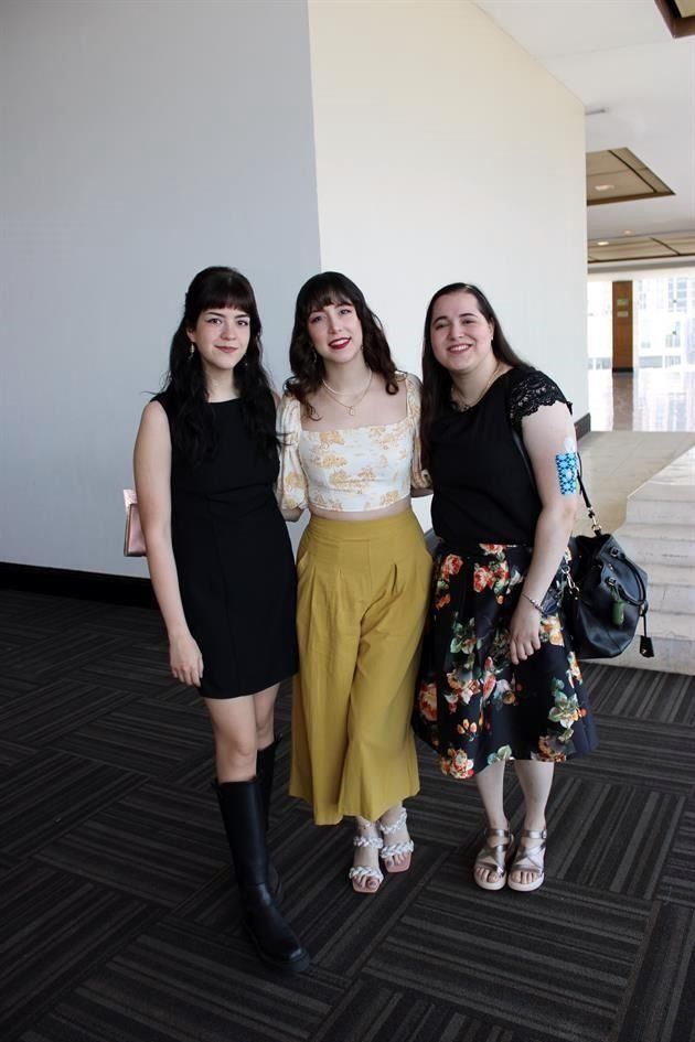 Montserrat Peña Jiménez, Marité Salazar y Alejandra Salazar