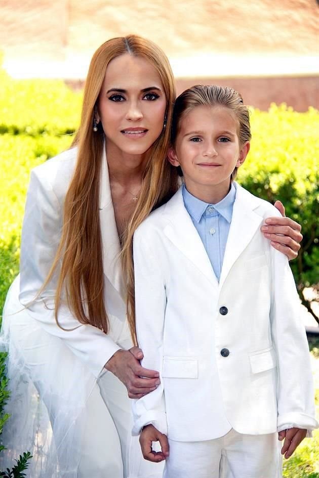 Zoila María Villarreal de Benavides con su hijo Santiago