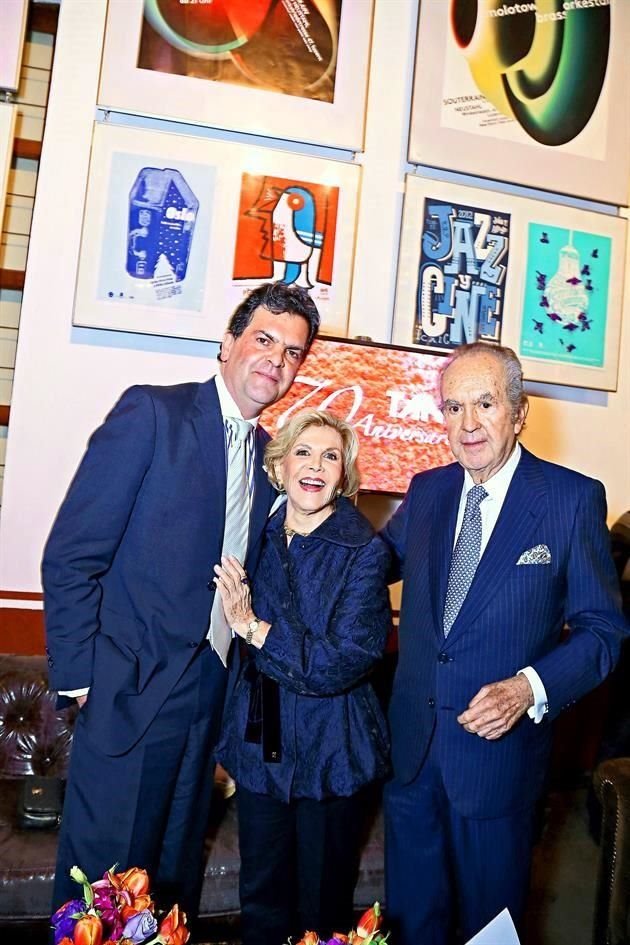 2014. Con sus padres Teresa Gual y Alberto Baillères, en el aniversario 70 de la firma joyera de la familia.