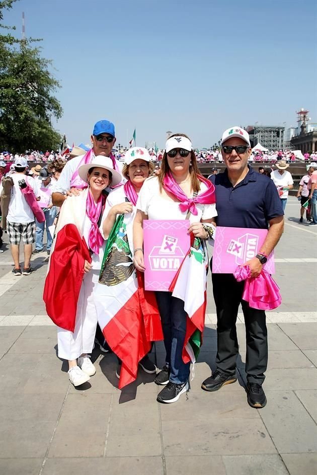 Luis Pro Elizondo, Cecilia Guerra de Pro, Yolanda Elizondo de Pro, Yolanda Pro de Islas y Felipe Islas