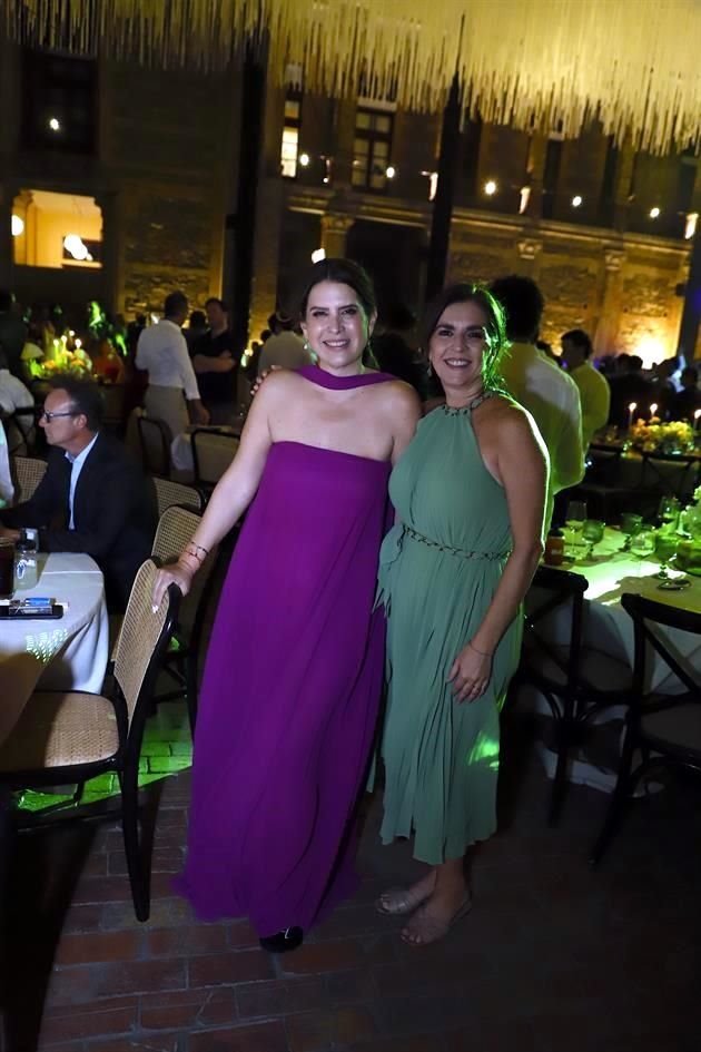 Marcela de Barragán y Lorena de los Santos de Elizondo