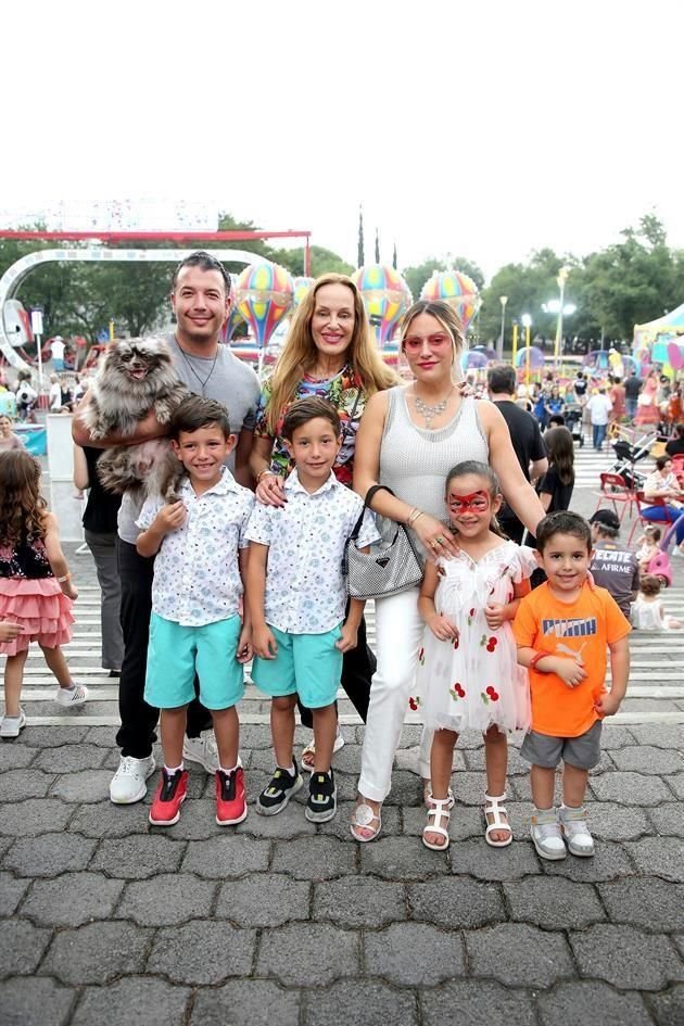 David Pérez Salinas, Maru Calderón y Vivi Villarreal de Pérez Salinas con Sebastián, André, Milena y Federico Pérez Salinas