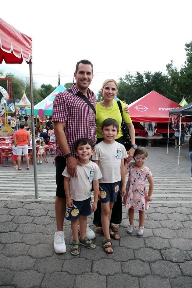 Mauricio Treviño, Lorena González, Alberto Treviño, Pato Treviño y Sofía Treviño