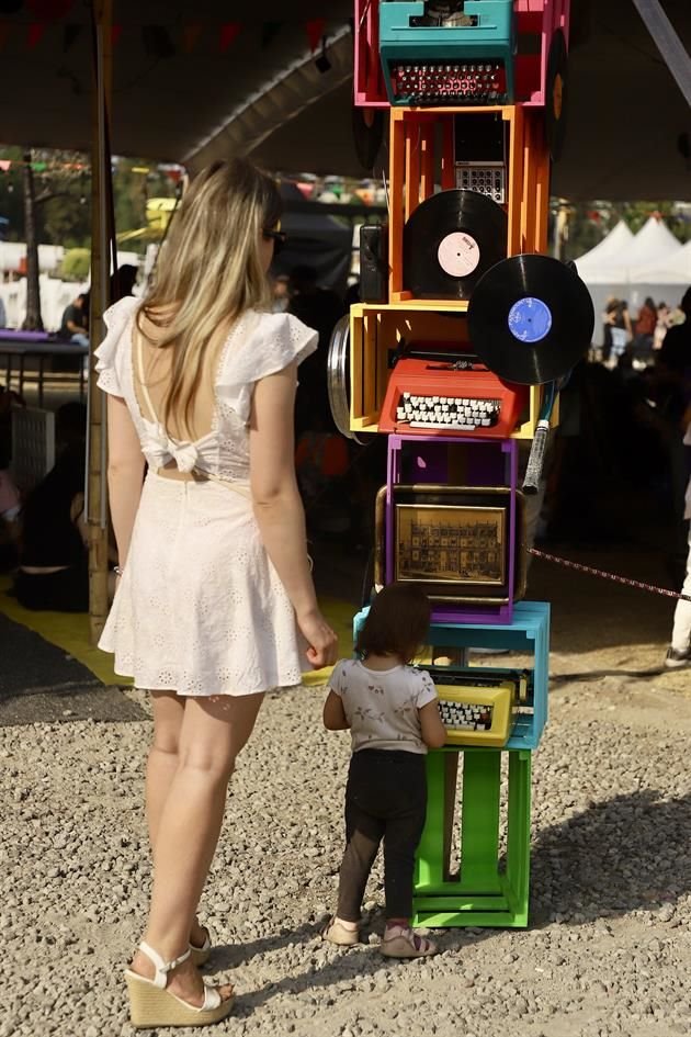 Coloridas máquinas de escribir decoraron el Infield del Hipódromo de las Américas.