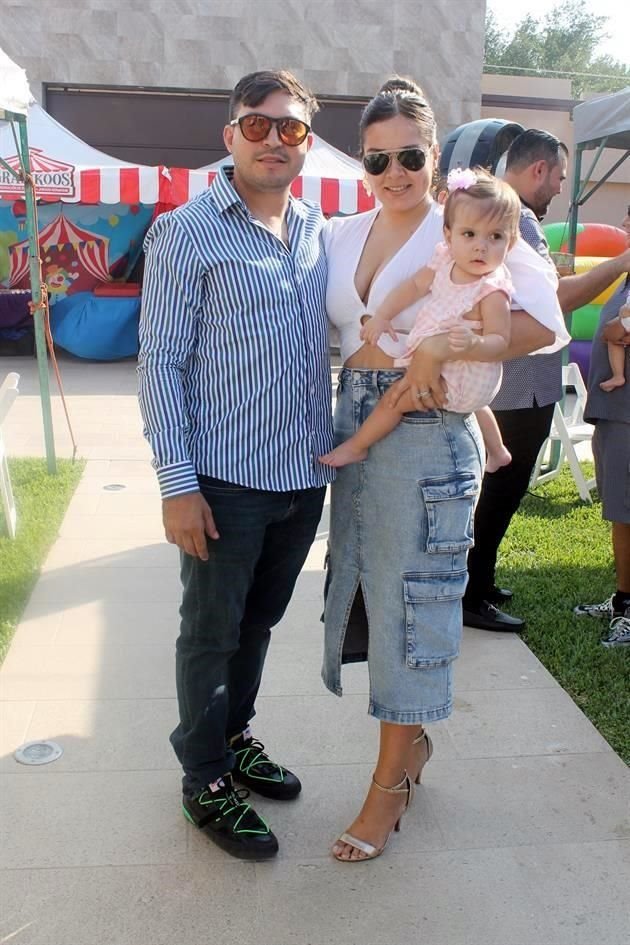 Édgar Lozano, Cecy Garza de Lozano y Mila Lozano