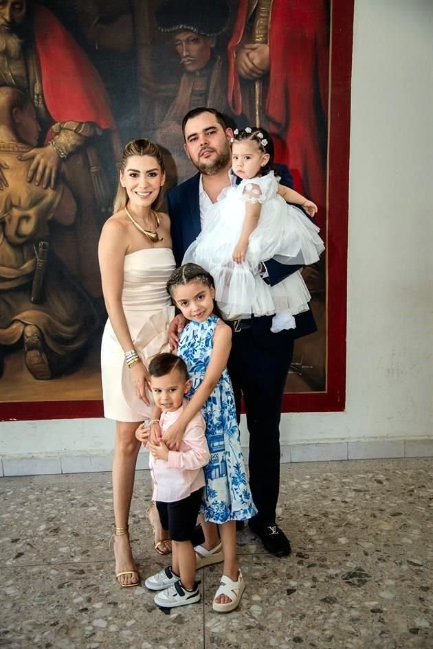 Mary Gaby Muñoz de González, María Fernanda González Muñoz y Eduardo González