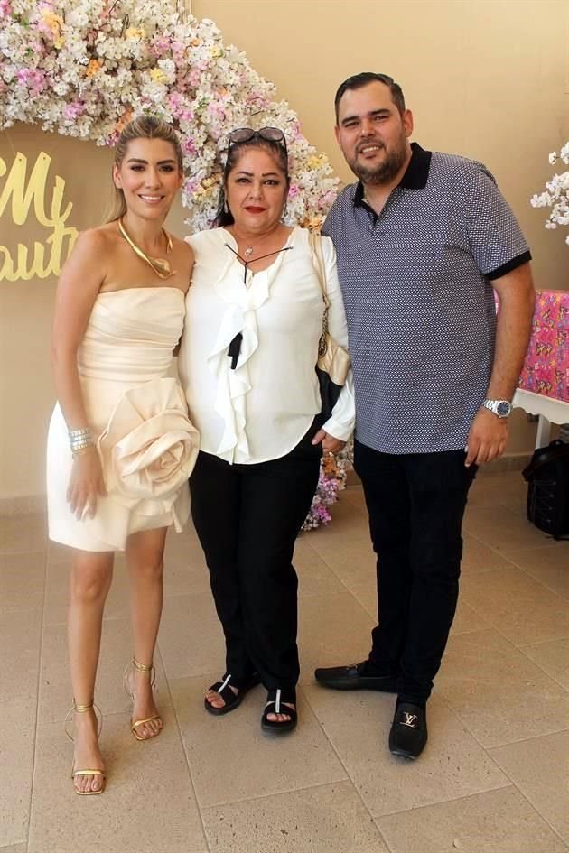 Mary Gaby Muñoz, Eugenia Meza y Eduardo González