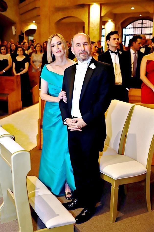 María Eugenia Martínez de González y Joel Víctor González Garza, papás de la novia