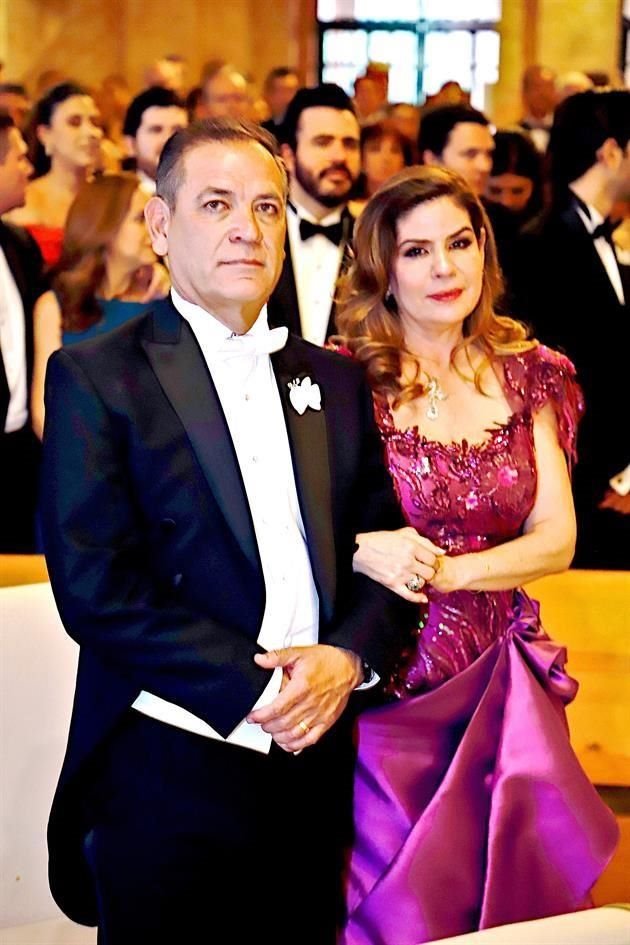 César Ulises Kladiano Garza y Yamile Isabel Partida de Kladiano, papás del novio
