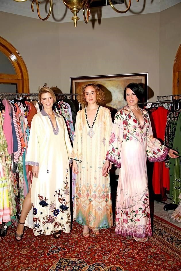 Karina Mata, Sofía Sánchez y Malena Rodríguez. Vestidos: @vestidosanadelafuente Maquillaje y peinado: @teveswow