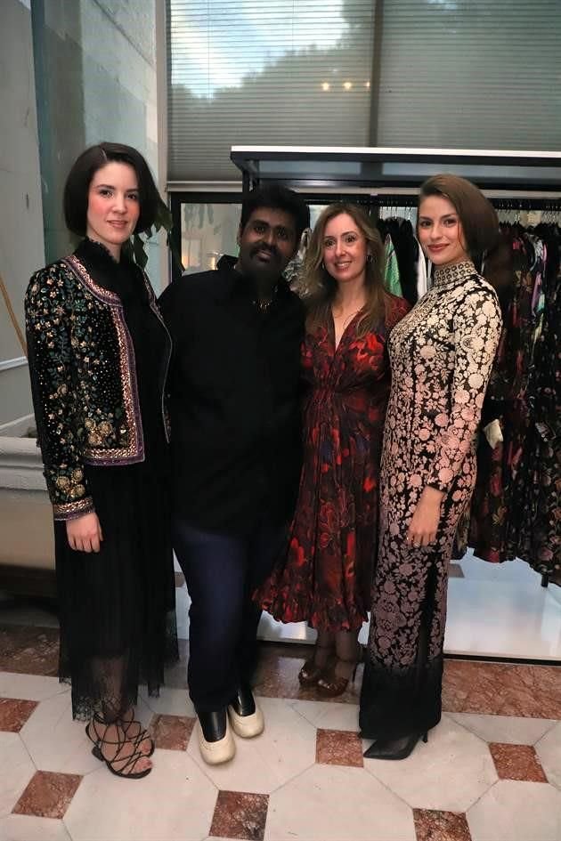 Greta Warnholtz Pérez, el diseñador hindú Vidur Adlakha,  Ana de la Fuente y Cristina Garza Celada