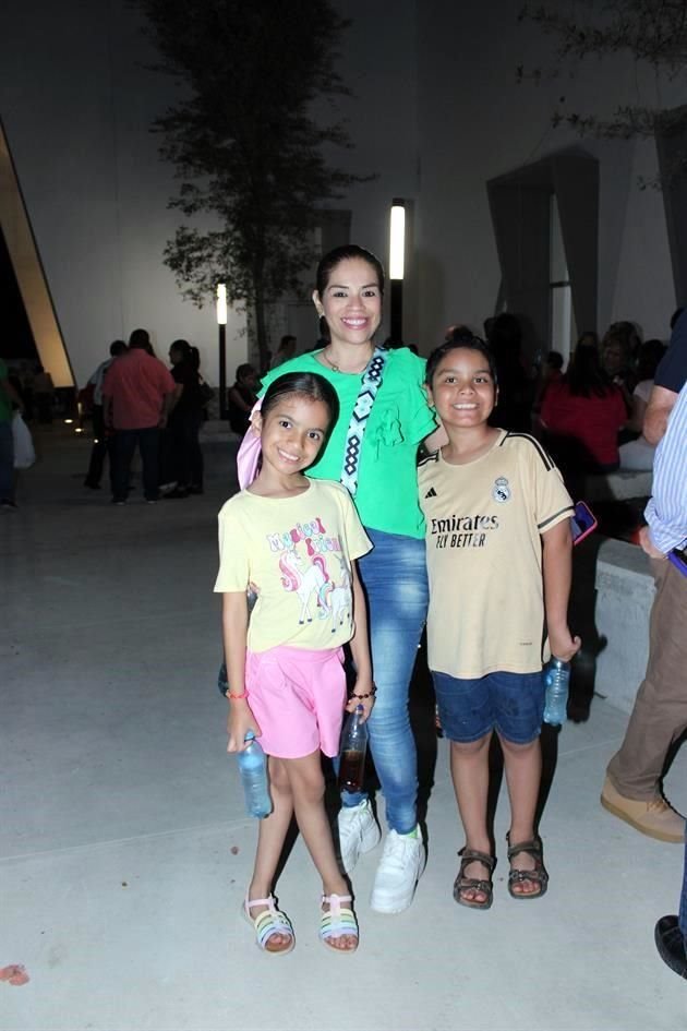 Janeth Rodríguez junto a Ainhy y Ronny