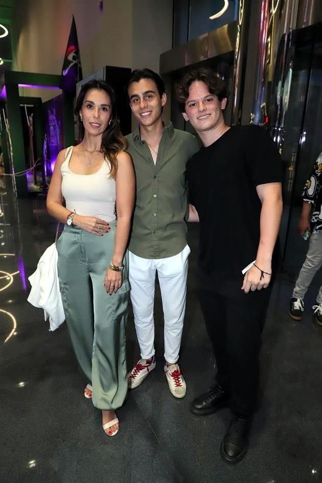 Paola Solana, Alexander Ross y Eugenio Benítez