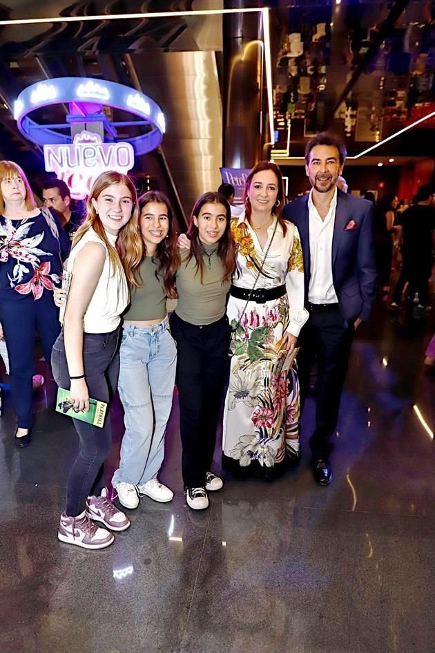 Gabriela Martínez, Natalia Martínez, Elisa Martínez, Maricarmen Martínez y Eudelio Garza Mercado