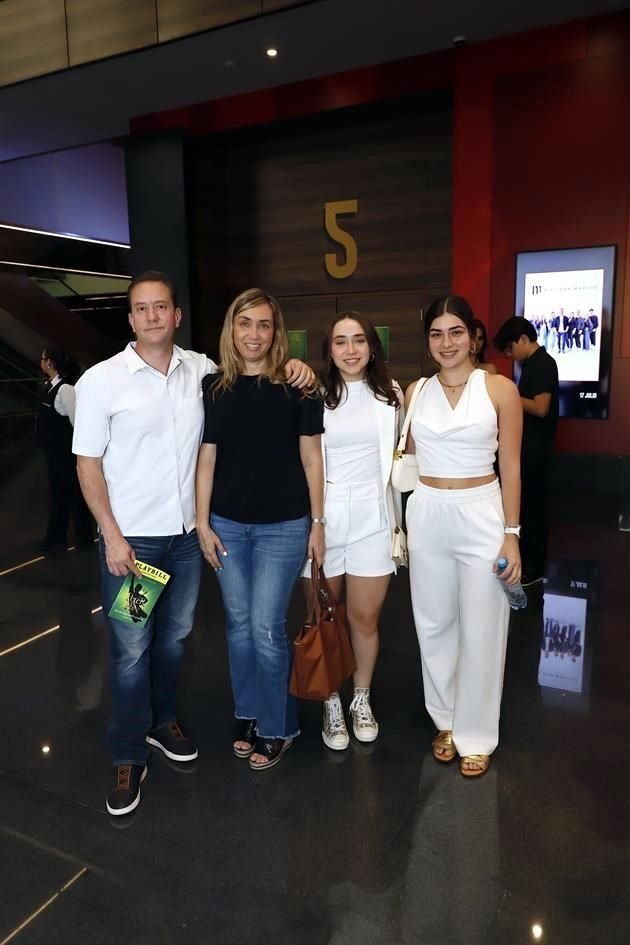 Cesáreo Veiga, Ángeles Treviño, Loretta Veiga y Marcela Alanís