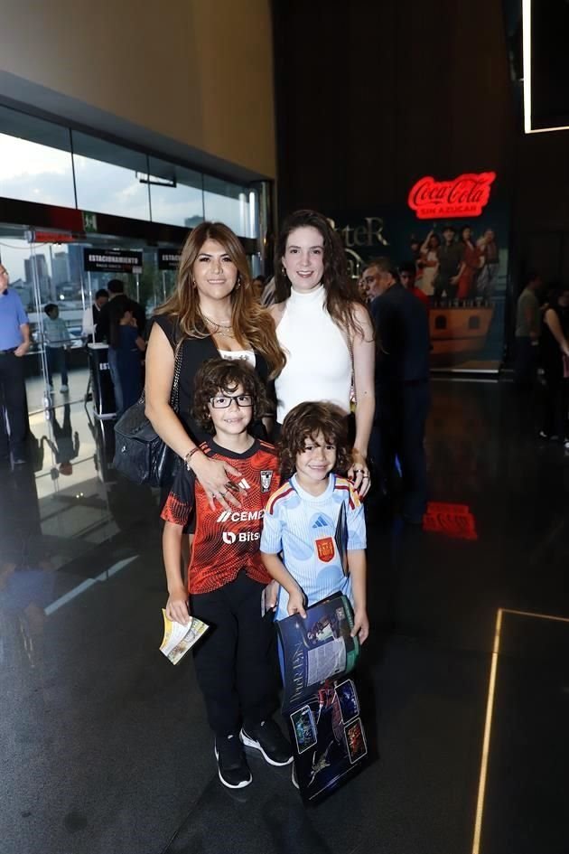 Vanessa García, Gretta Warnholtz, Chester Pérez y Max Pérez