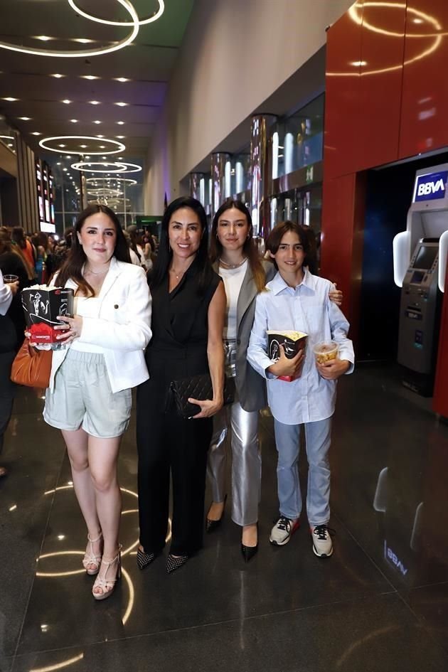 Paula Barragán, Brenda Knighjt, Luisa Barragán y Matías Barragán