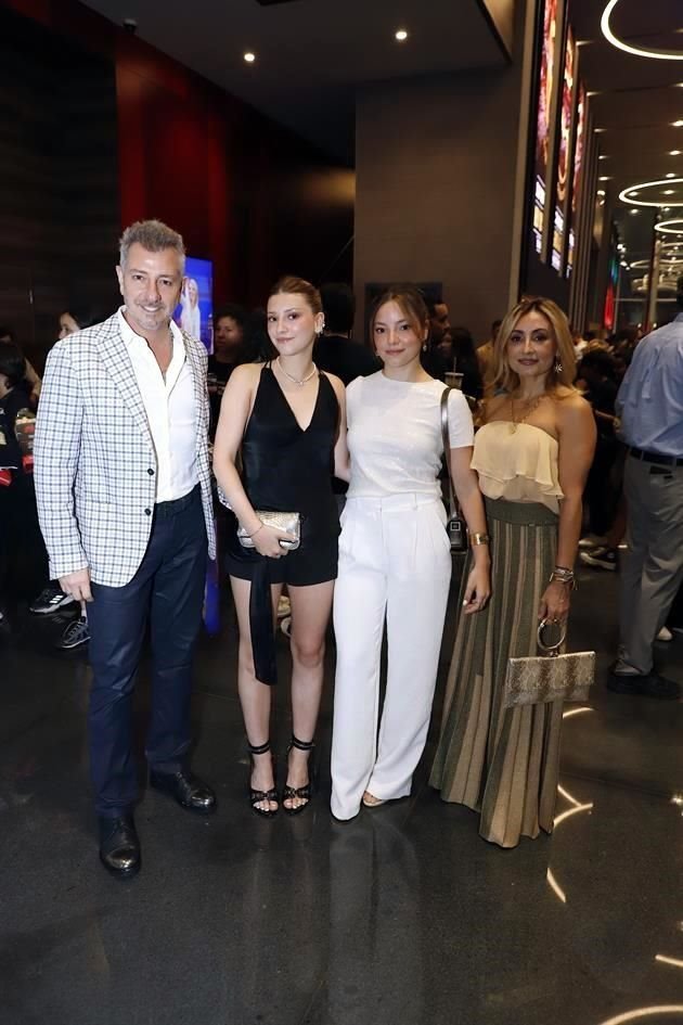 Marco Becerra, Camille Becerra, Raquel Becerra y Lourdes Tirado de Becerra