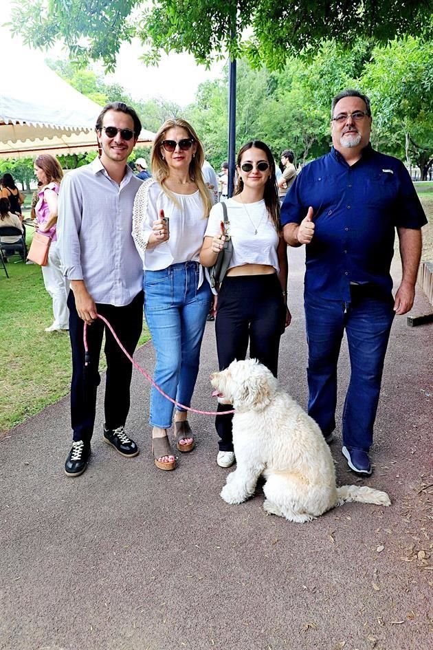 Jerónimo López, Bárbara González de López, Paulina López y José Luis López, con su mascota Chiva