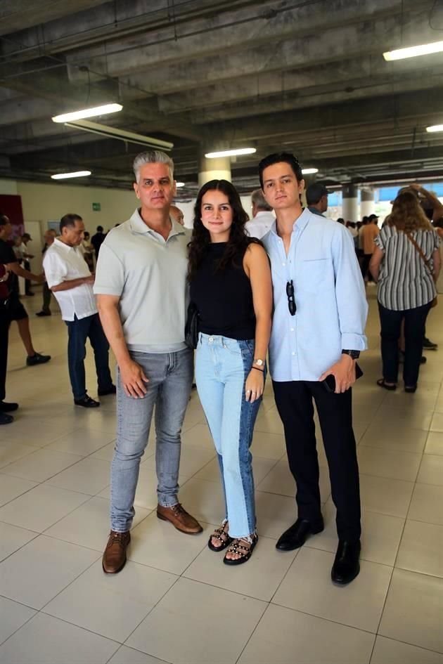 Gustavo Zamora, Isabella Zamora y Gustavo Zamora Jr