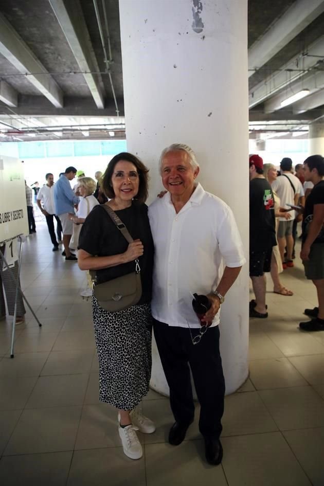 Ana Elida Canales de Pico y Leonel Pico