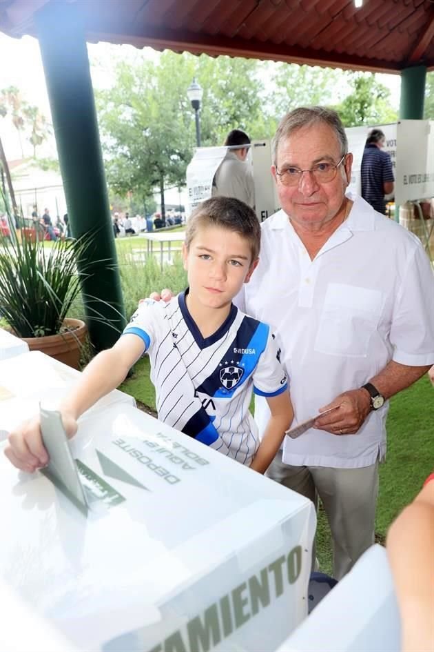 José Antonio Rivero con su nieto, Santiago Rivero